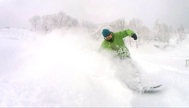 18 19年モデル おすすめのパウダーボードをまとめました カービングやフリーランもできる 雪山press